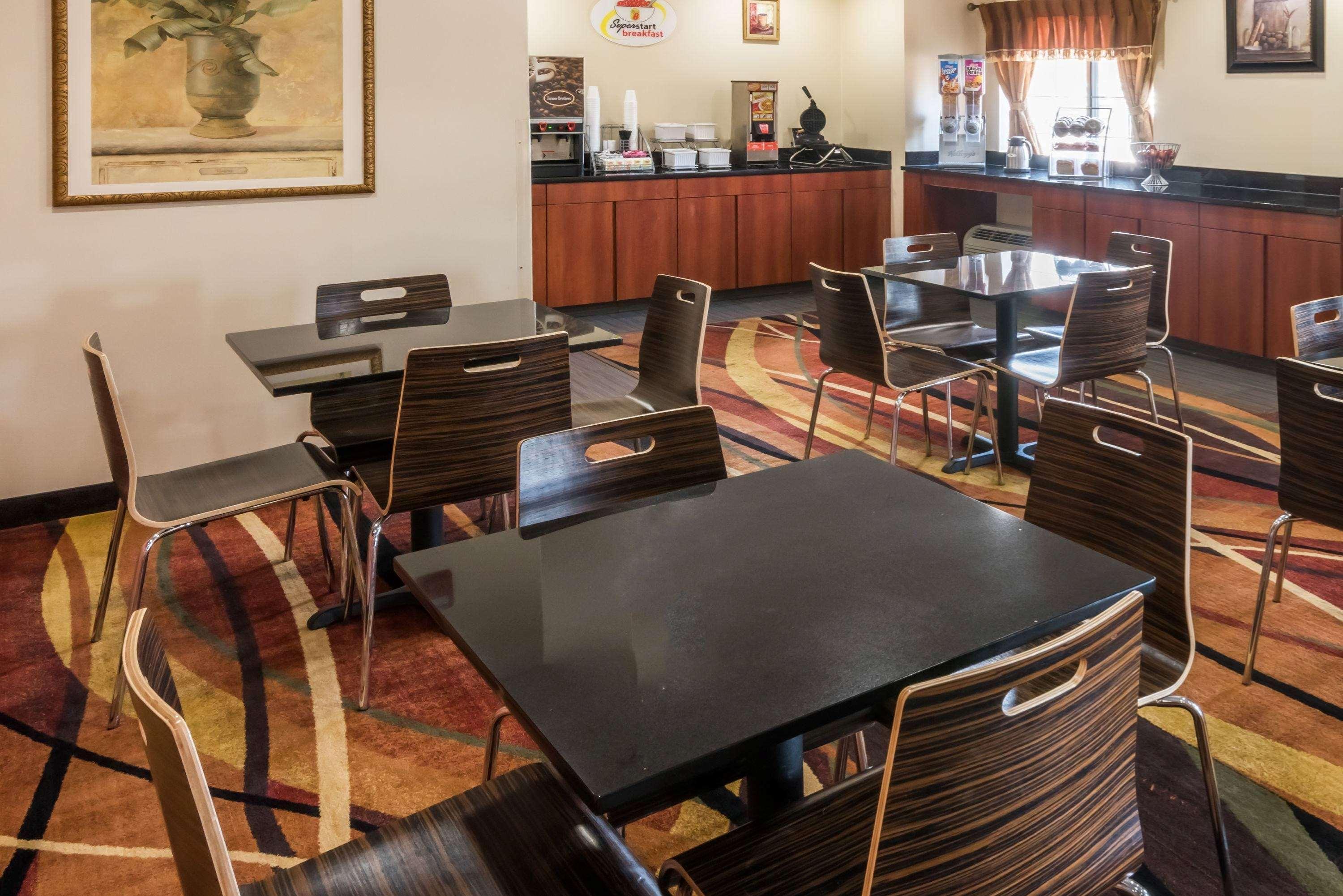Super 8 By Wyndham Columbus West Hotel Bagian luar foto