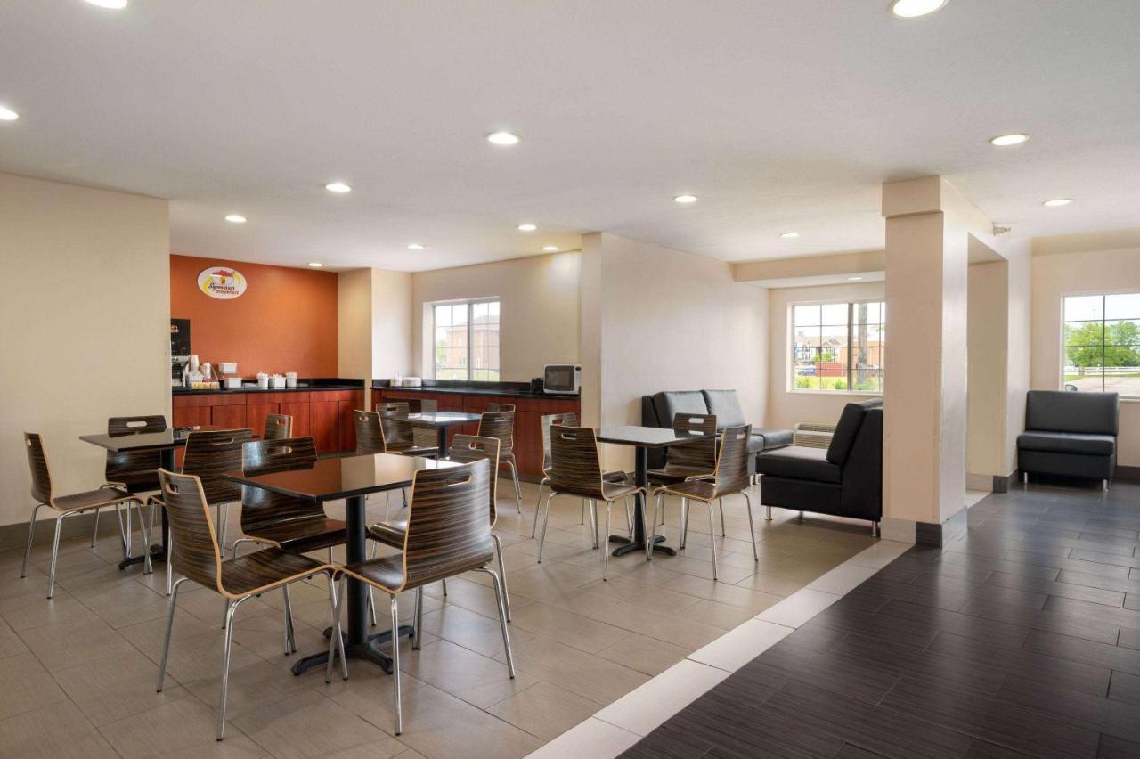 Super 8 By Wyndham Columbus West Hotel Bagian luar foto