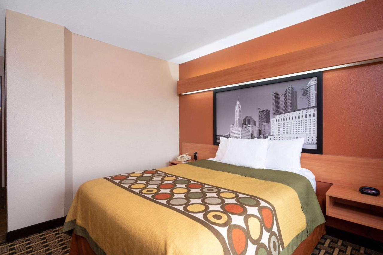 Super 8 By Wyndham Columbus West Hotel Bagian luar foto