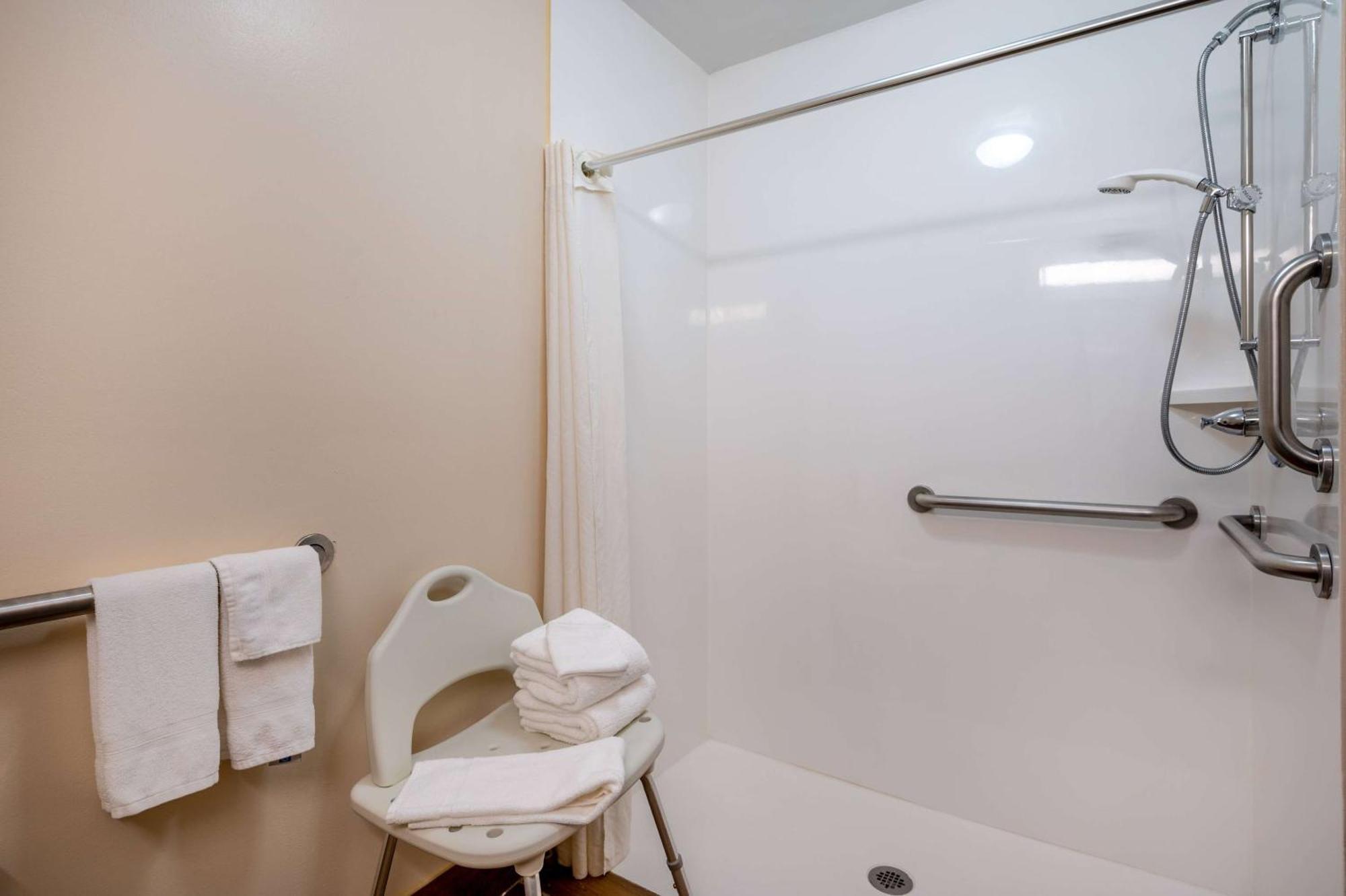 Super 8 By Wyndham Columbus West Hotel Bagian luar foto