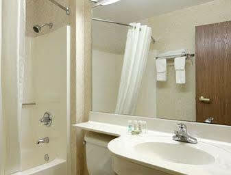 Super 8 By Wyndham Columbus West Hotel Bagian luar foto